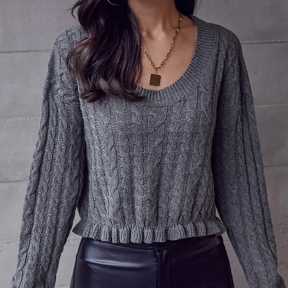 Women's Ruffle Hem Sweater. - Picture 2 of 6